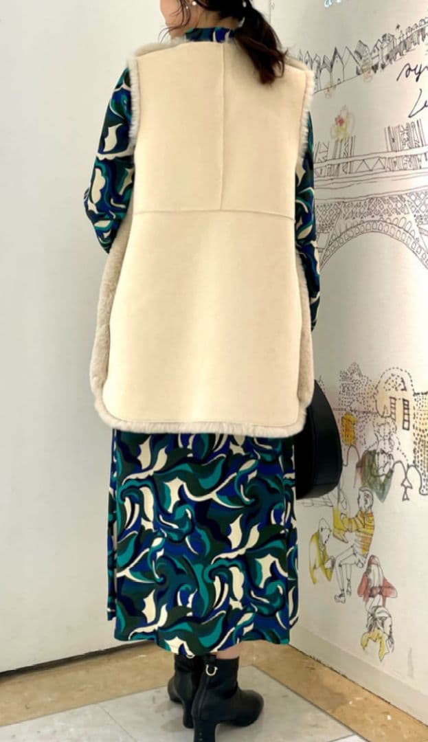 美品【l'armoire de luxe】エコファーリバーシブルベスト　ベージュ