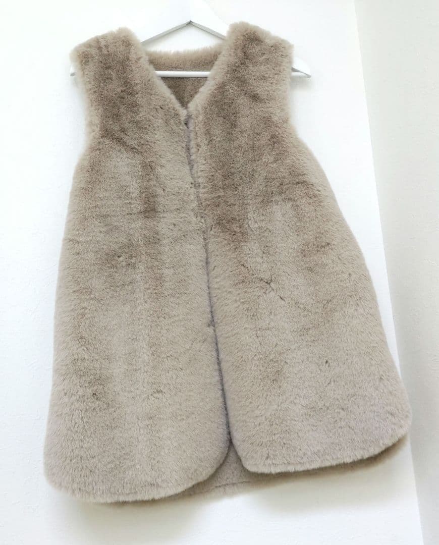 美品【l'armoire de luxe】エコファーリバーシブルベスト　ベージュ