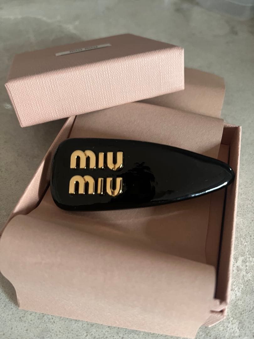 miu miu ロゴ入りヘアクリップ　ブラック 約8cm