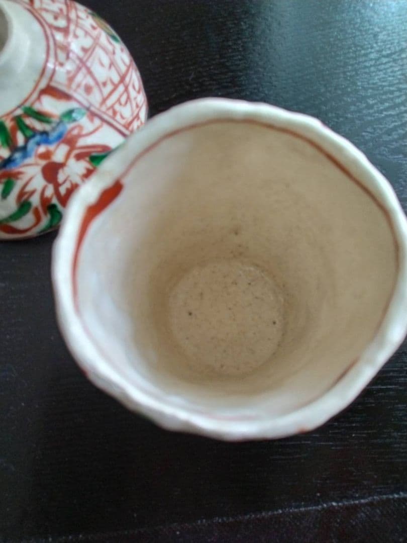 美濃焼　”黒岩卓実作“織部8寸強皿と、赤絵の飯碗