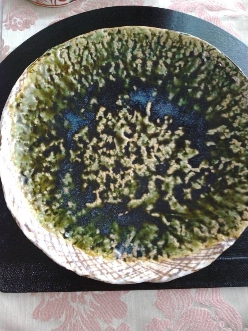 美濃焼　”黒岩卓実作“織部8寸強皿と、赤絵の飯碗