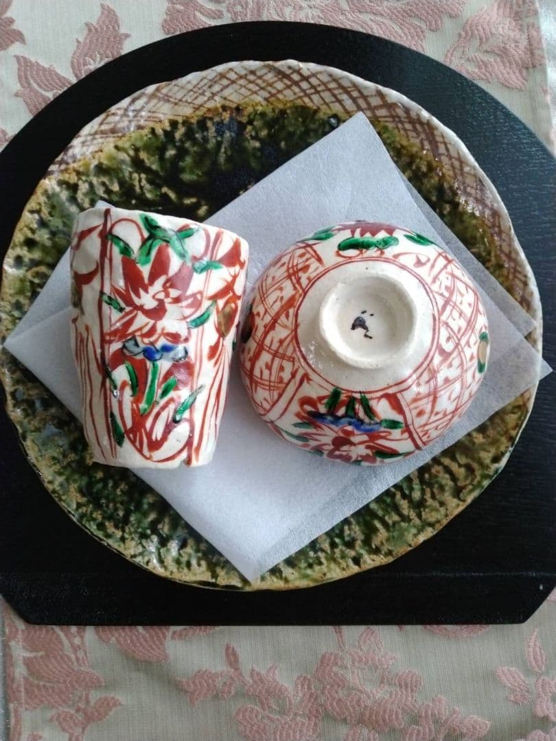 美濃焼　”黒岩卓実作“織部8寸強皿と、赤絵の飯碗