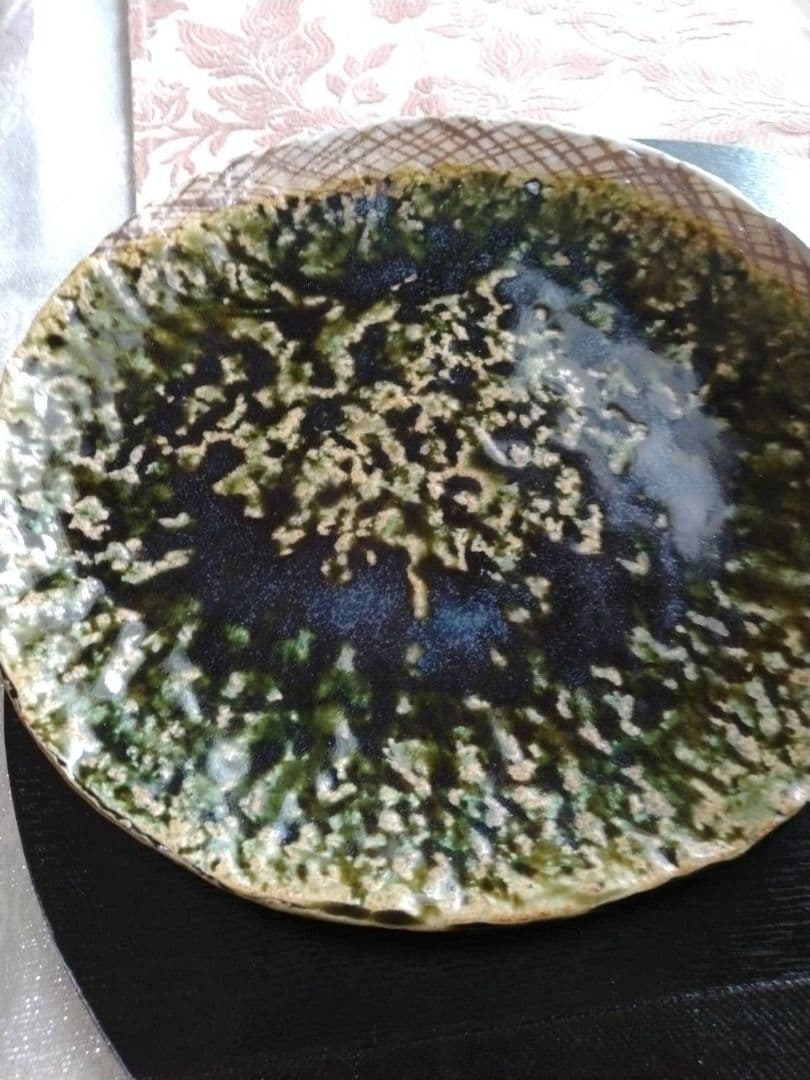 美濃焼　”黒岩卓実作“織部8寸強皿と、赤絵の飯碗