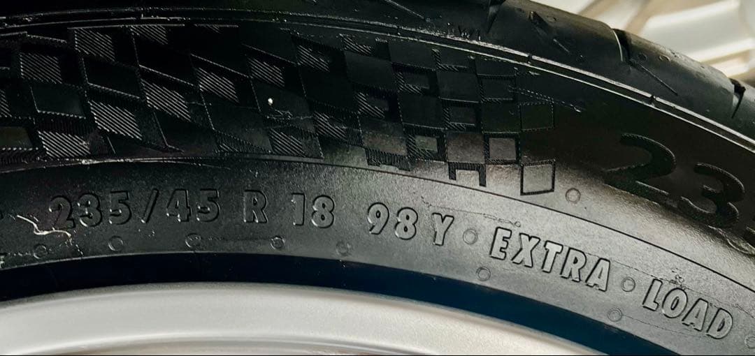 アルファロメオ純正18インチホイール＆タイヤ4本セットです。