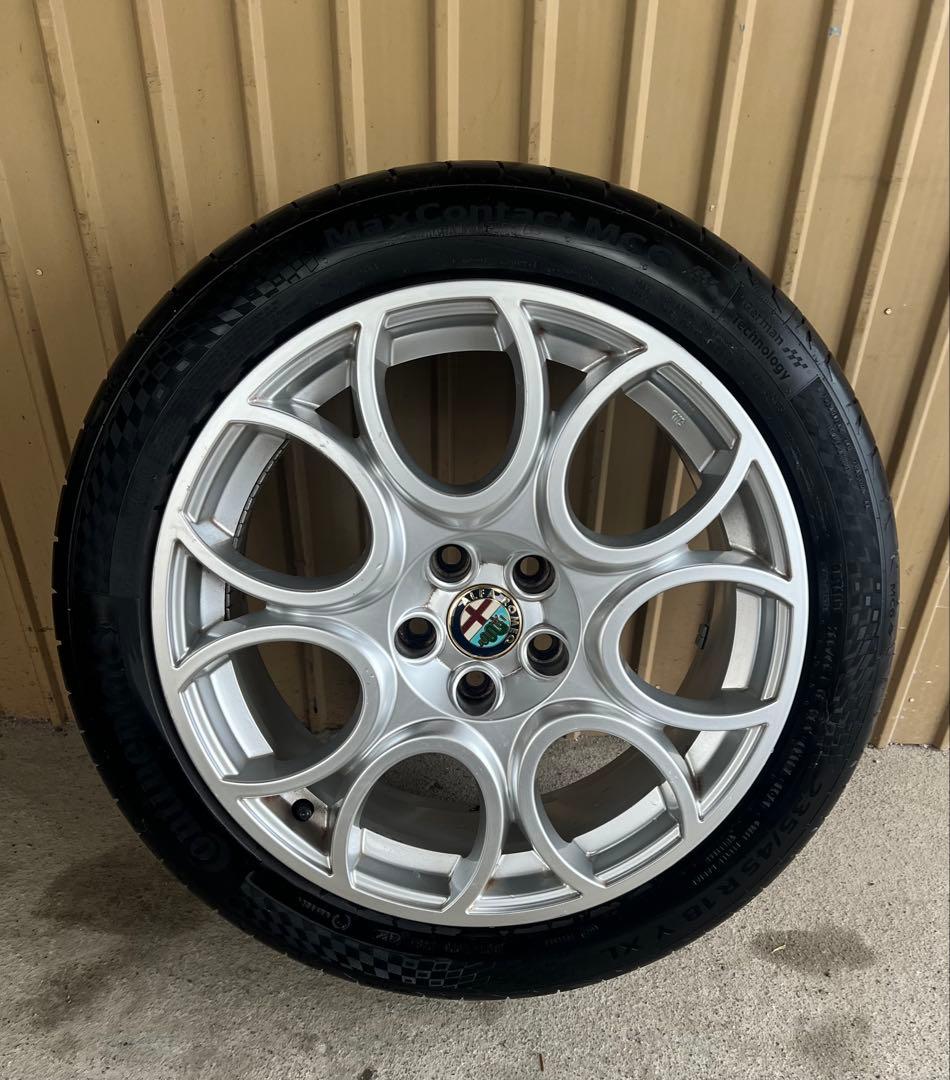 アルファロメオ純正18インチホイール＆タイヤ4本セットです。