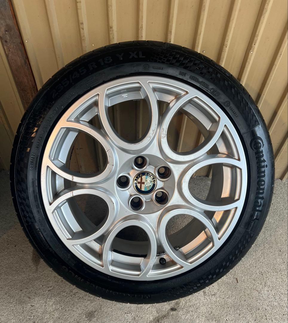 アルファロメオ純正18インチホイール＆タイヤ4本セットです。