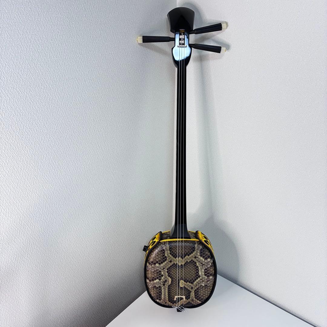 沖縄 三線 本蛇革 黒塗り棹 蛇皮 ハードケース