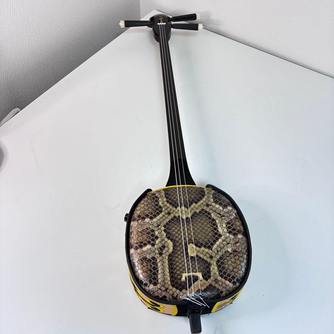 沖縄 三線 本蛇革 黒塗り棹 蛇皮 ハードケース