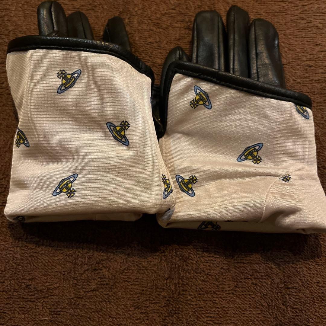 【るです】Vivienne Westwood 黒のレザー手袋 orb柄