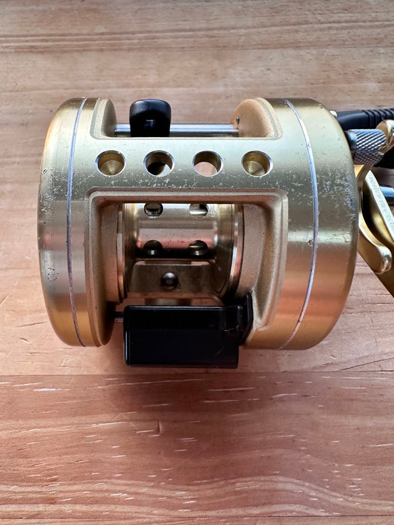 シマノSHIMANOカルカッタ200XT　右巻き