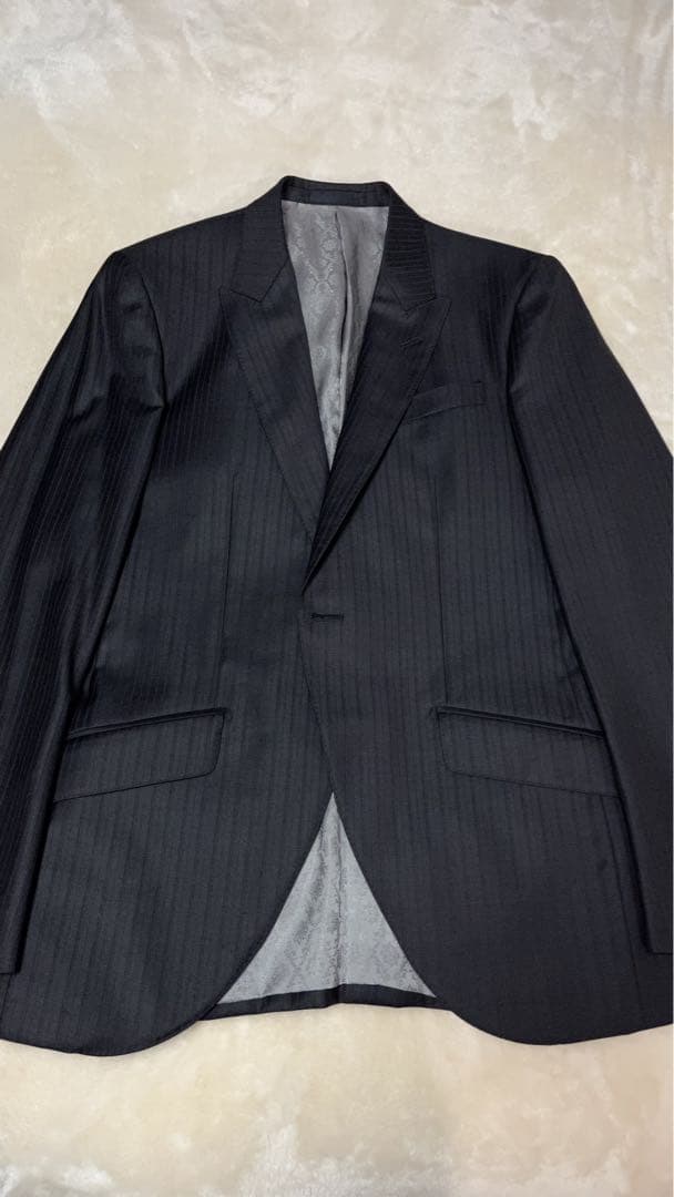 ロロピアーナ　ブラック シャドーストライプ ビジネススーツ（フォーマル兼用）