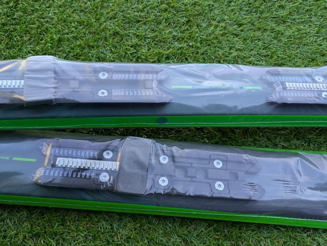 未使用　elan パラダイス EXPLORER　160 スキー板 黒と緑