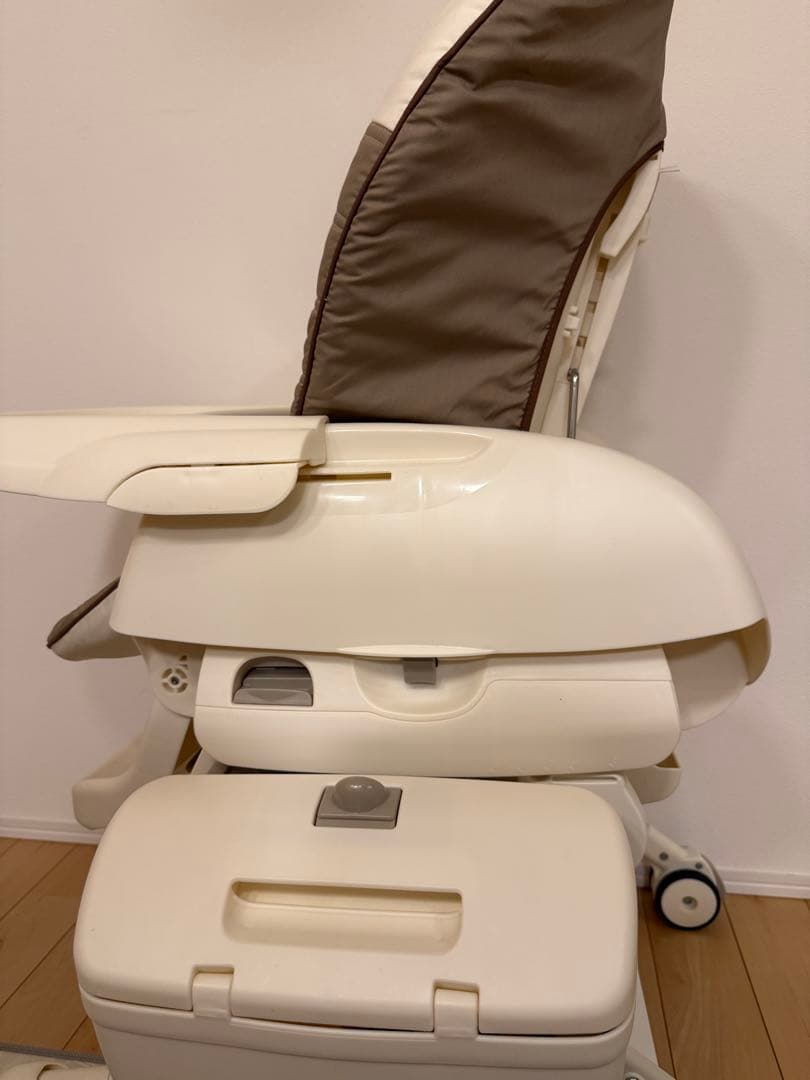 コンビ ネムリラ エッグショック BE ココアブラウン　ハイローチェアー