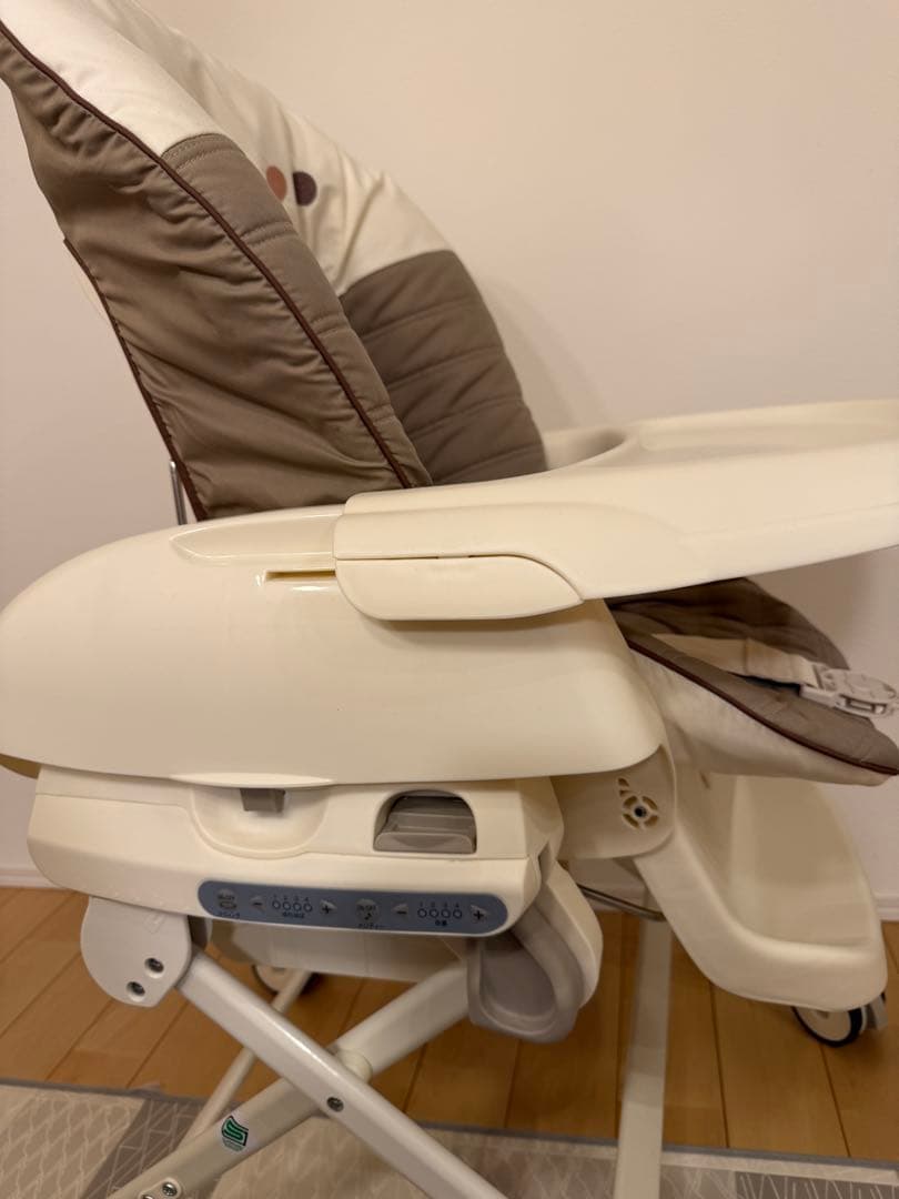 コンビ ネムリラ エッグショック BE ココアブラウン　ハイローチェアー