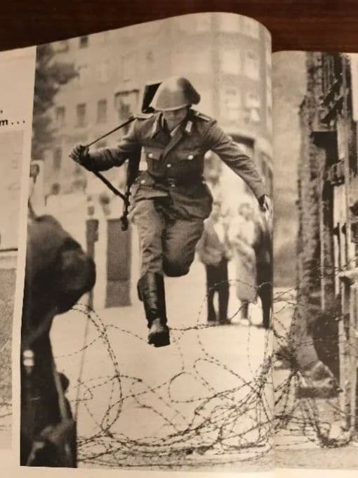 LIFE 誌　ベルリンの壁建設　希少　有名Escapes to freedom