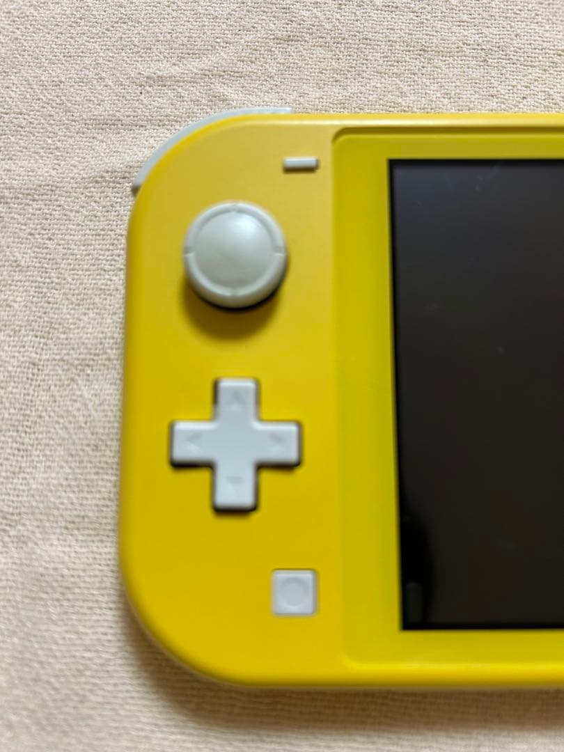 ピ*カ様 Nintendo Switch Lite イエロー + ゲーム2本セッ