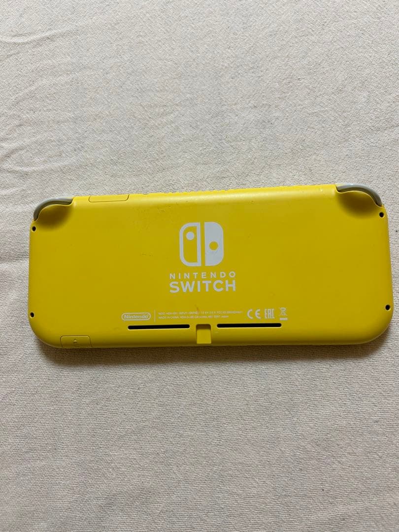 ピ*カ様 Nintendo Switch Lite イエロー + ゲーム2本セッ