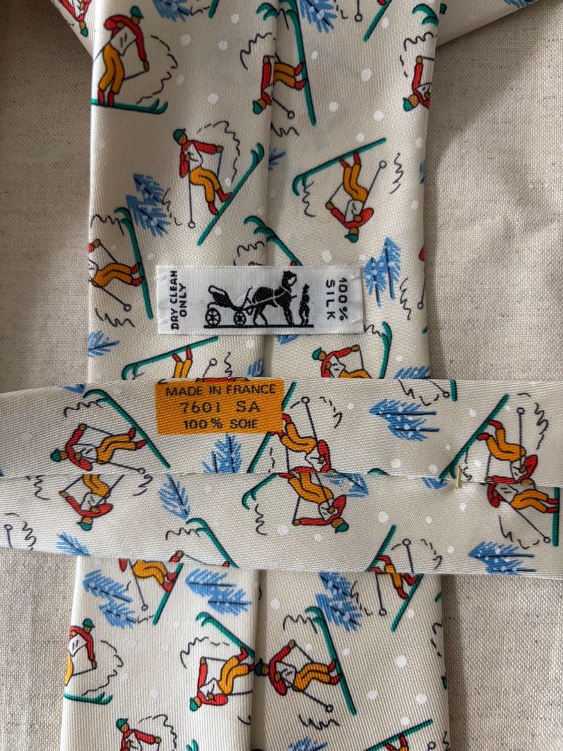 エルメス　HERMES ネクタイ　スキー　スポーツ　キャラクター　冬　クリーム色