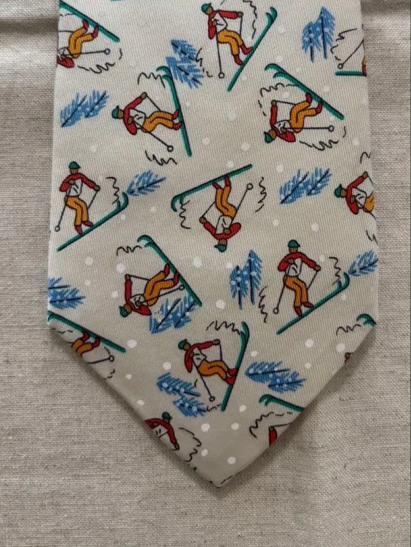 エルメス　HERMES ネクタイ　スキー　スポーツ　キャラクター　冬　クリーム色