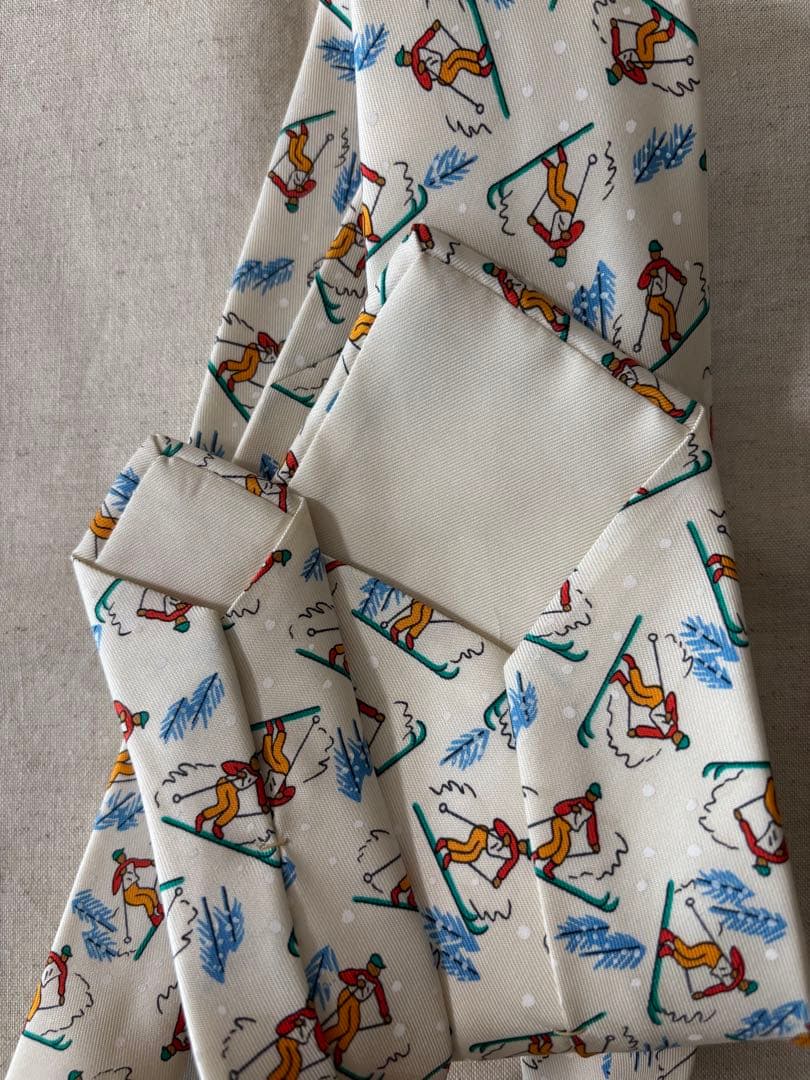 エルメス　HERMES ネクタイ　スキー　スポーツ　キャラクター　冬　クリーム色