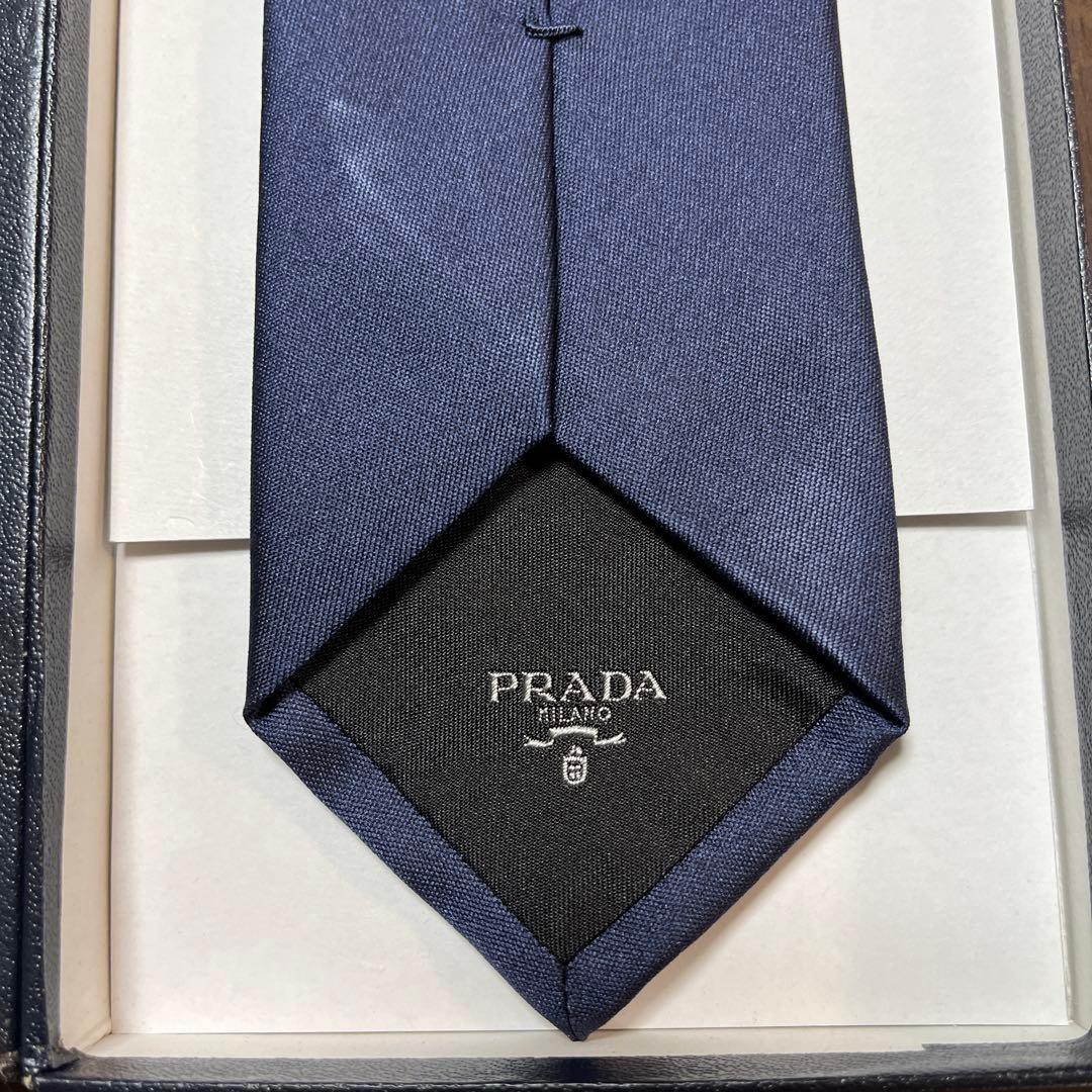 美品　プラダ　ネクタイ　紺　無地　ロゴ
