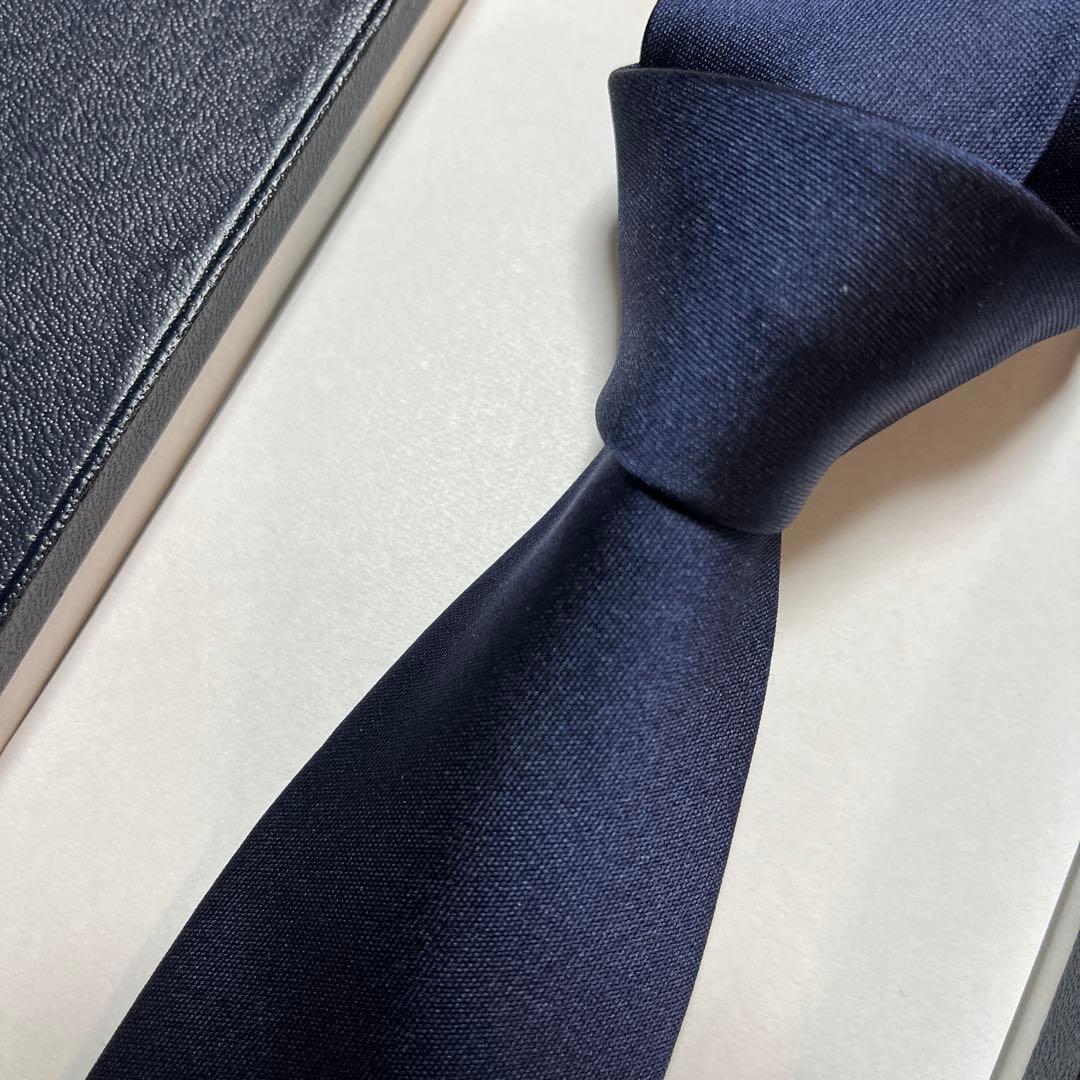 美品　プラダ　ネクタイ　紺　無地　ロゴ