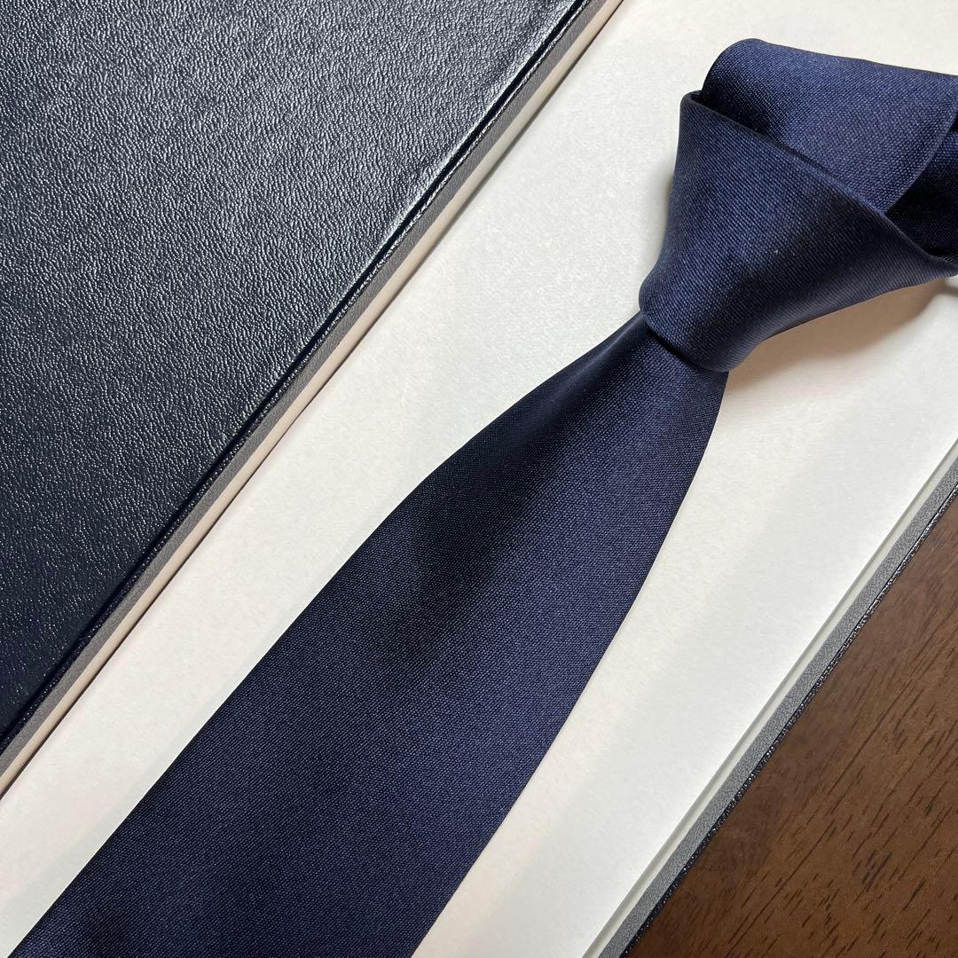 美品　プラダ　ネクタイ　紺　無地　ロゴ