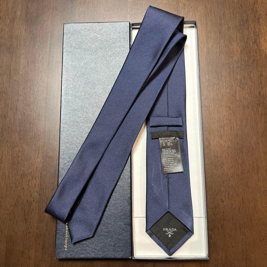美品　プラダ　ネクタイ　紺　無地　ロゴ