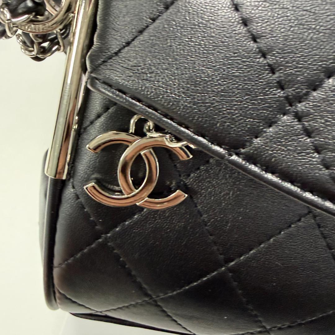 ブラックレザーショルダーバッグ