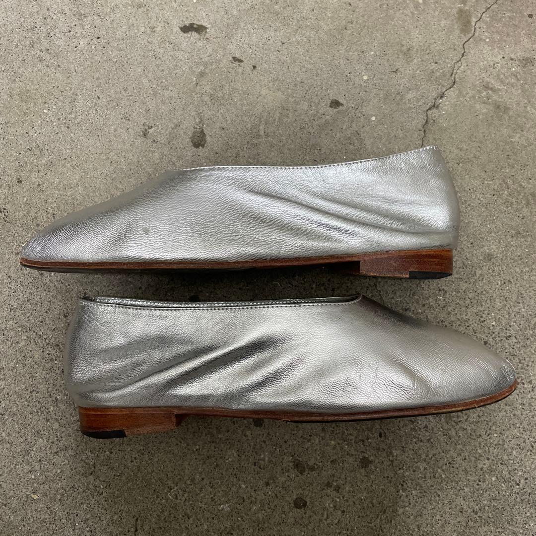 マルティニアーノ　シルバー レザー フラットシューズ
