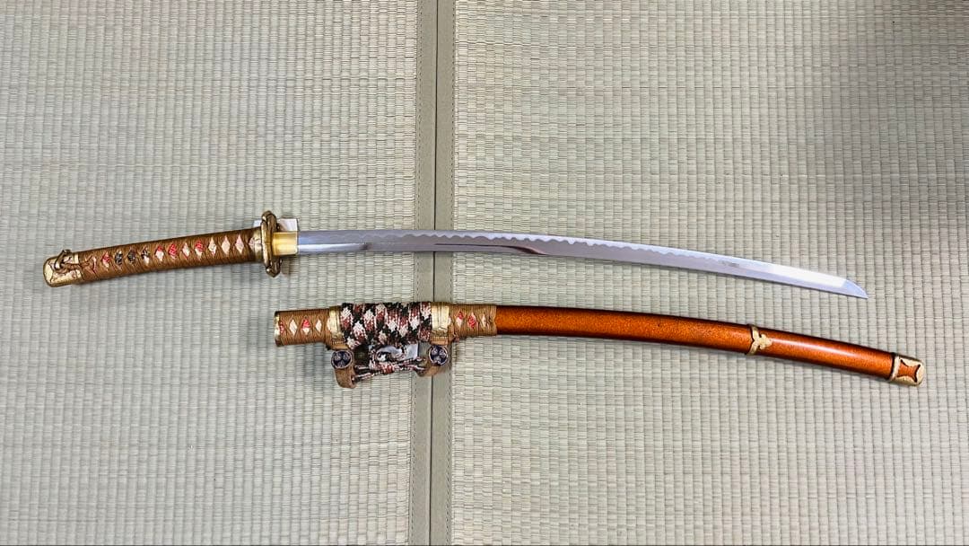 模造刀 太刀 桐家紋 梨子地塗り 龍目貫 陣太刀 やや難あり 250505-2