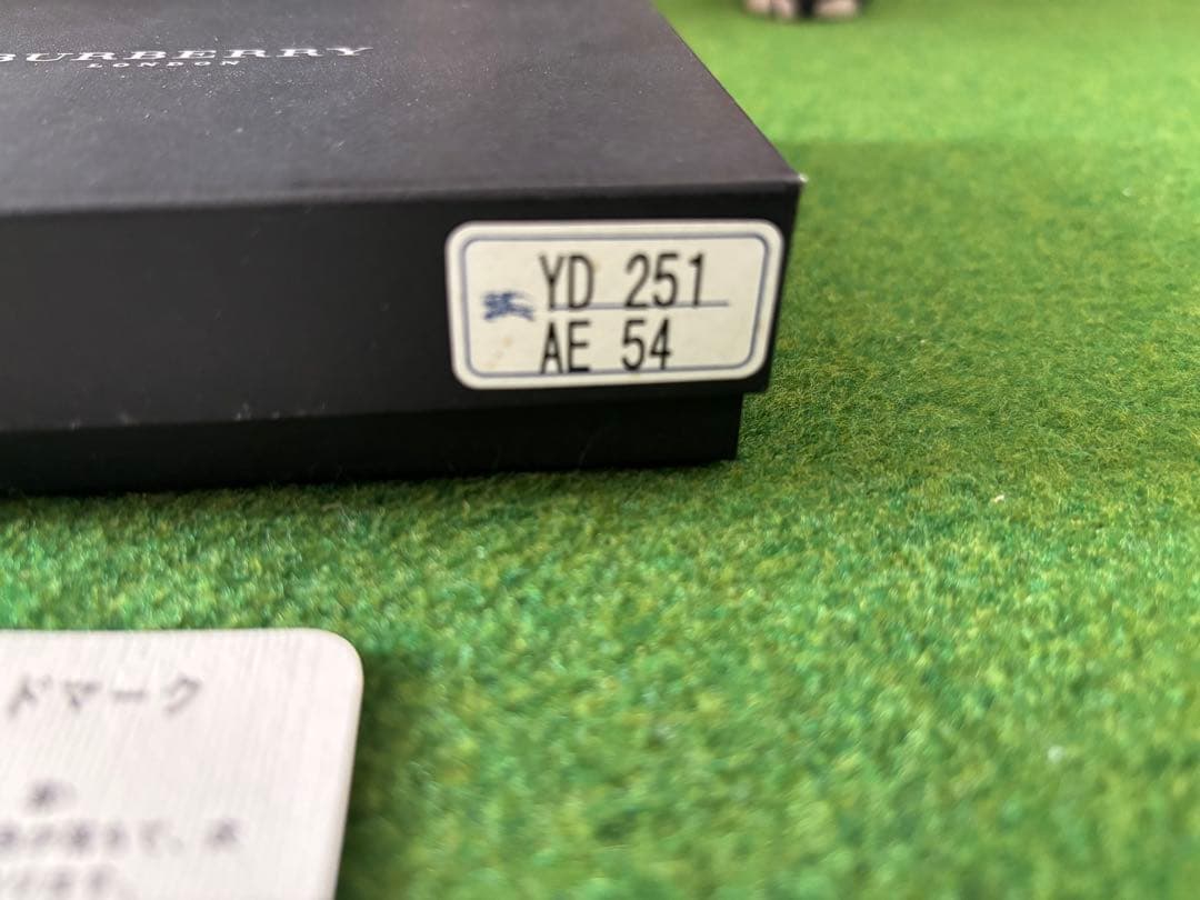 Burberry 二つ折り財布 本革　YD 251 AE 54