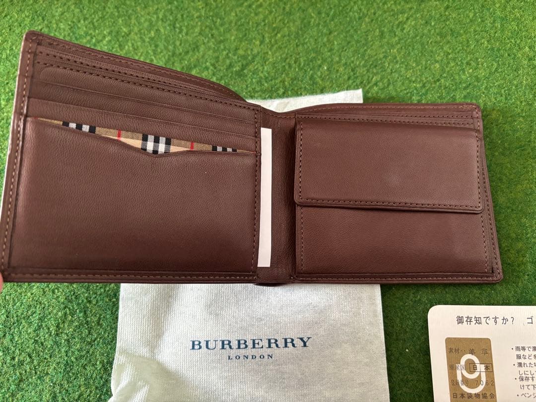 Burberry 二つ折り財布 本革　YD 251 AE 54