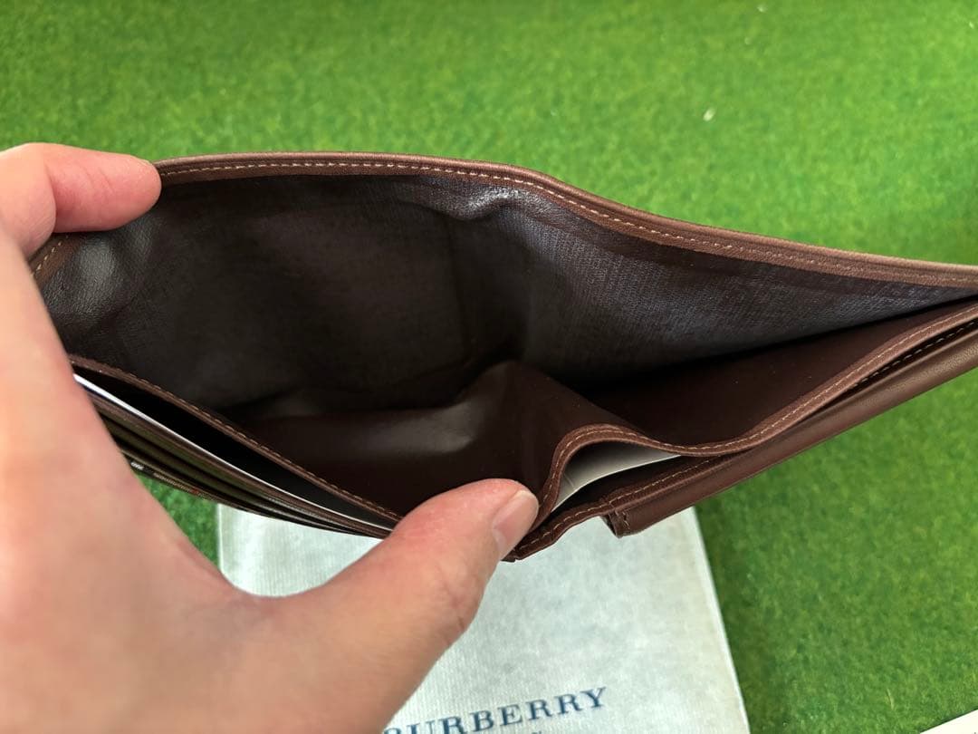 Burberry 二つ折り財布 本革　YD 251 AE 54