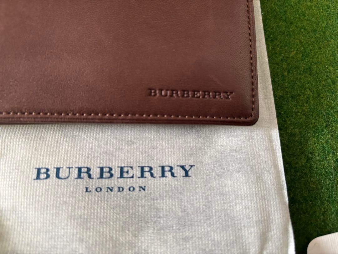 Burberry 二つ折り財布 本革　YD 251 AE 54
