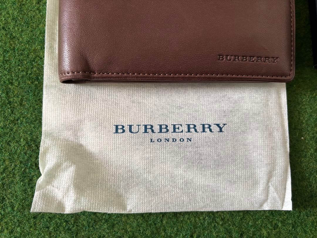 Burberry 二つ折り財布 本革　YD 251 AE 54