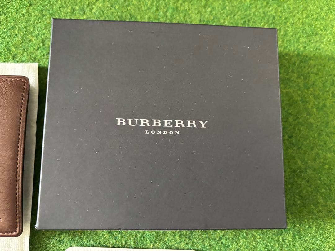 Burberry 二つ折り財布 本革　YD 251 AE 54