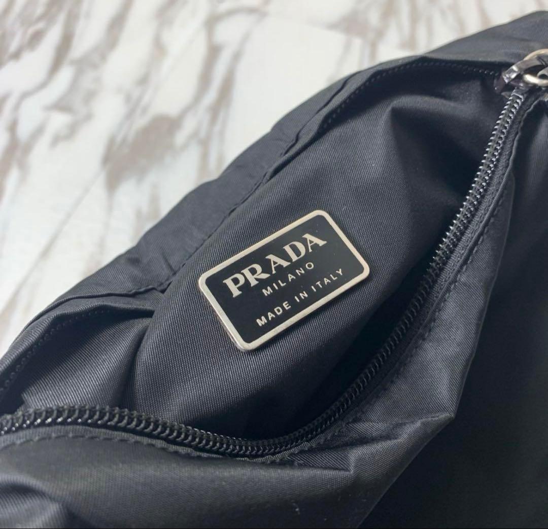 Prada　ショルダーバッグ　サコッシュ　ブラック　プレートロゴ　イタリア製