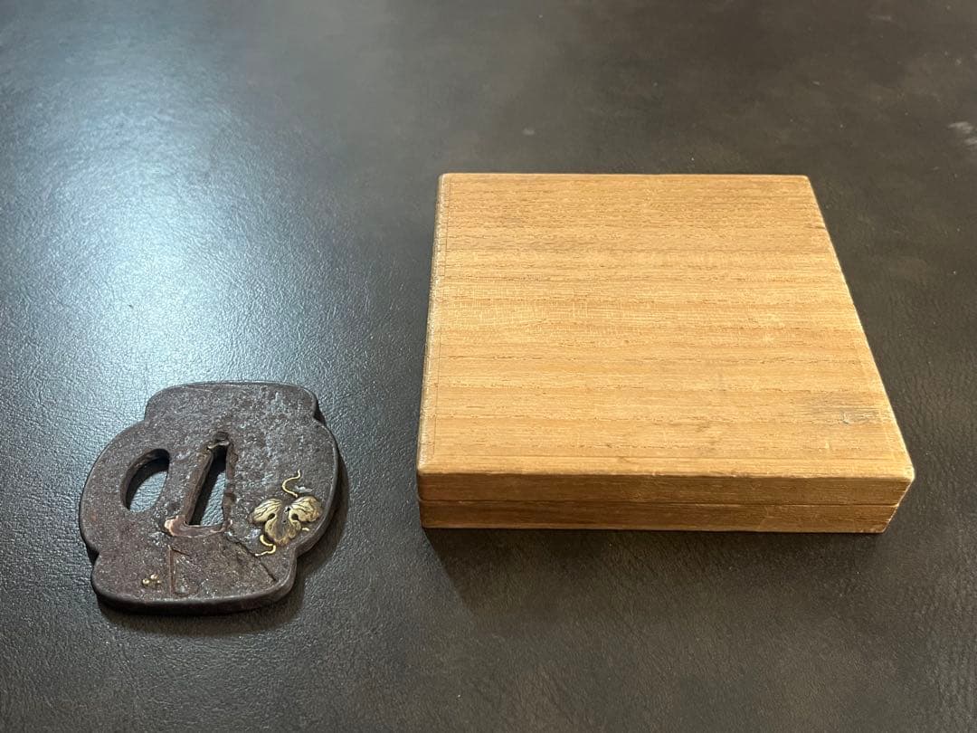 鍔　鉄地　桐象嵌　桐箱付き