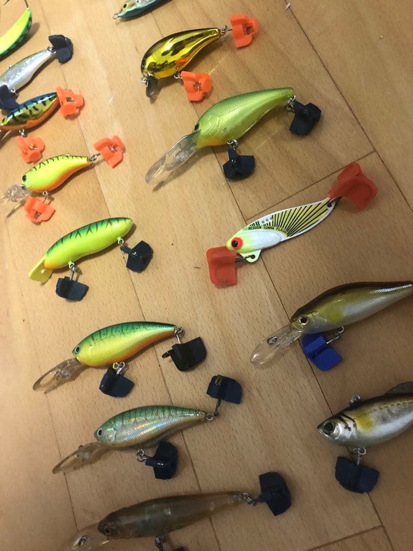 大きいルアーから小さいルアー、様々なカラーがあります！また釣り針もセットです！