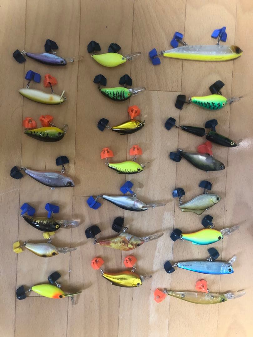 大きいルアーから小さいルアー、様々なカラーがあります！また釣り針もセットです！