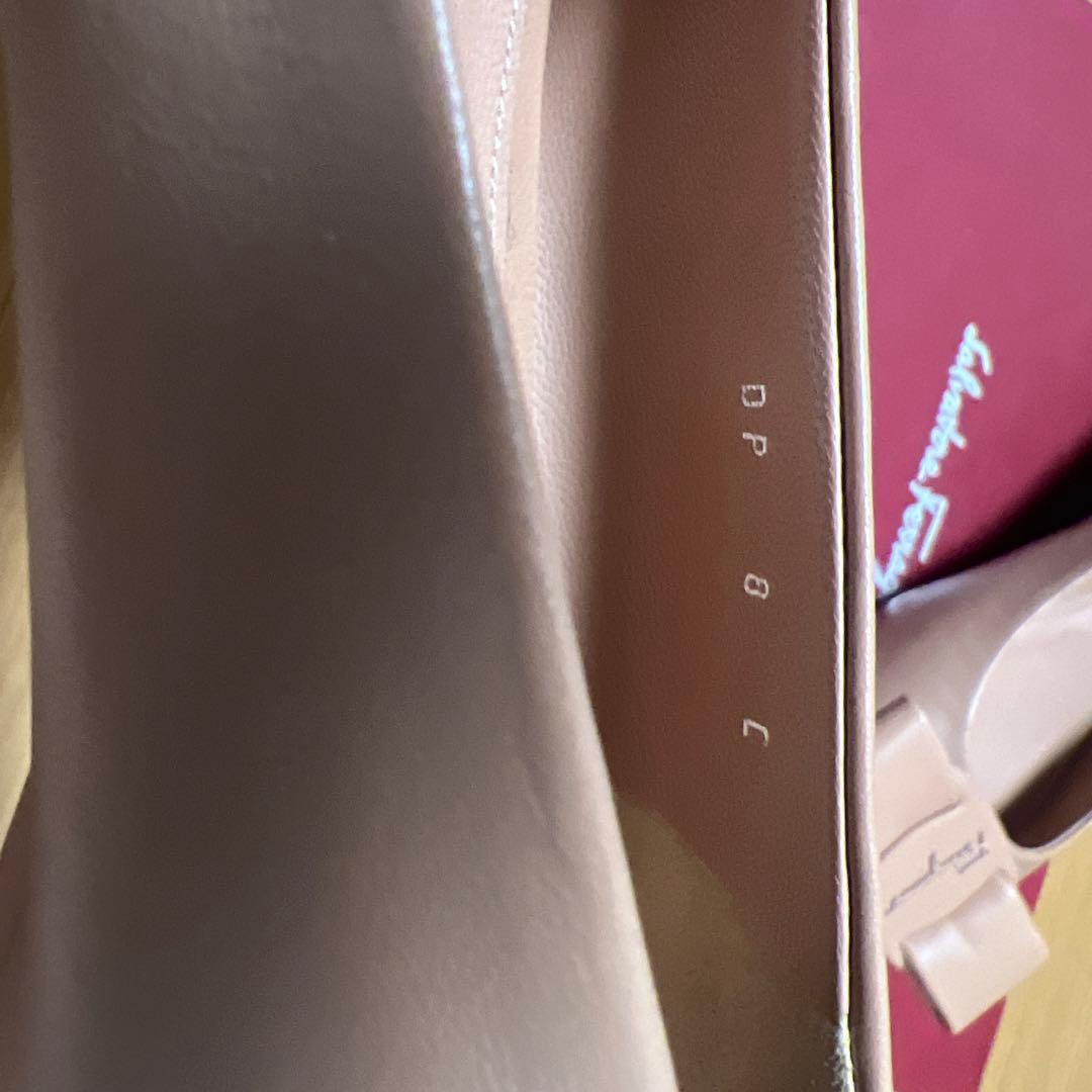 フェラガモvivaフラットパンプス　8c