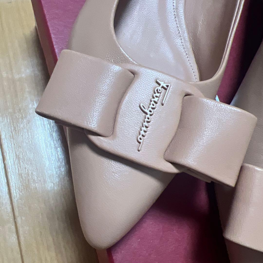 フェラガモvivaフラットパンプス　8c