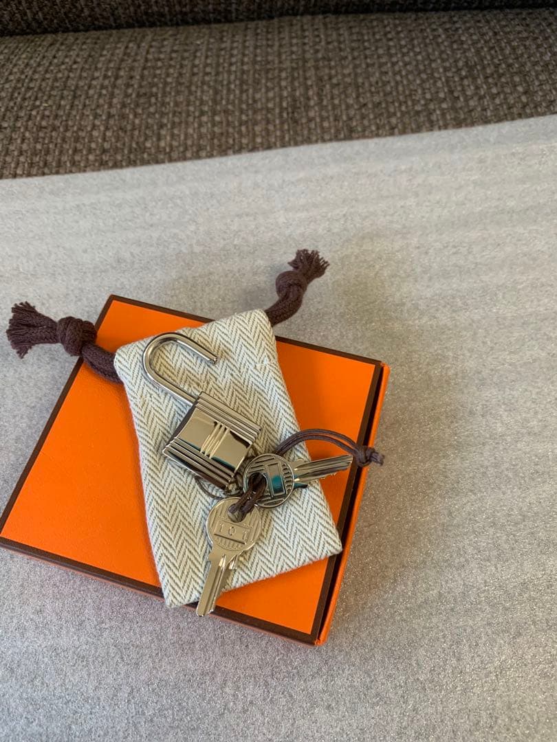 新品同様　正規品エルメス 南京錠 鍵 カデナ キー シルバー