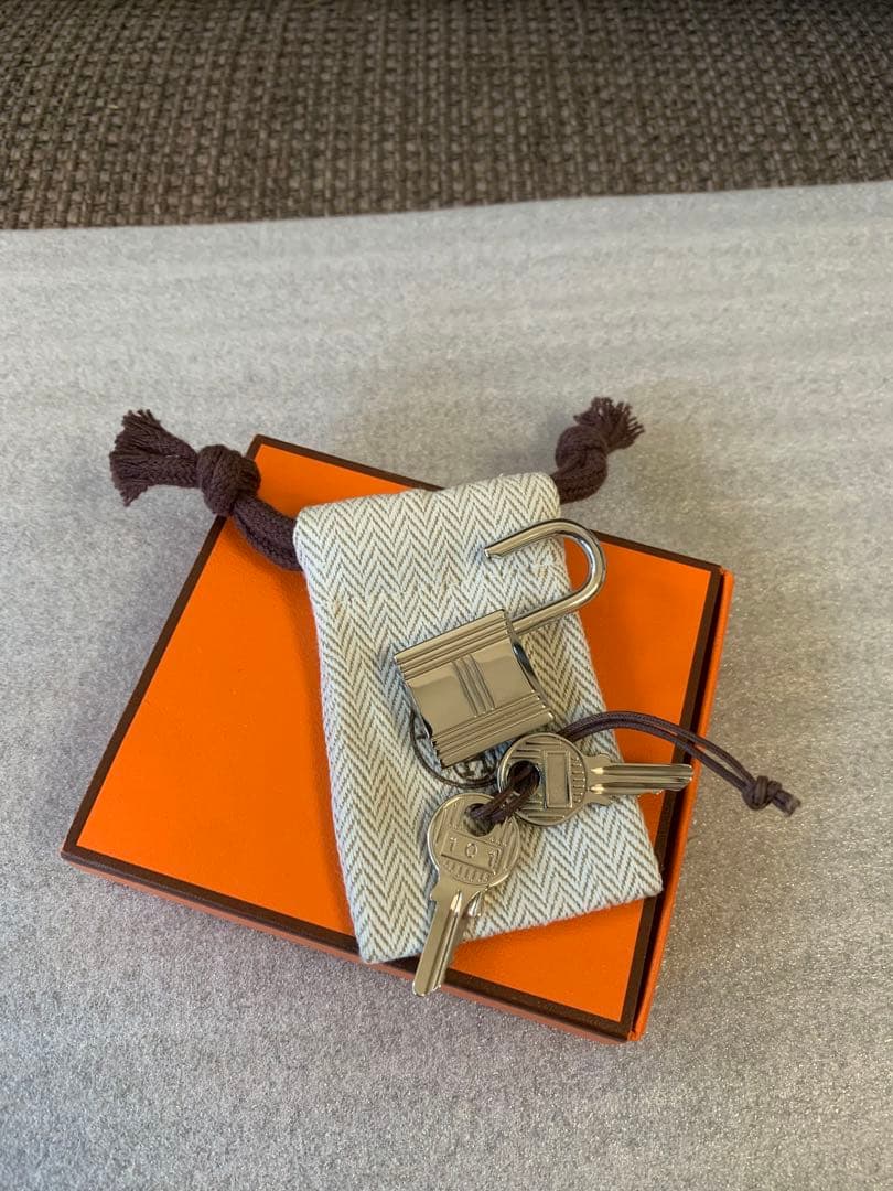 新品同様　正規品エルメス 南京錠 鍵 カデナ キー シルバー