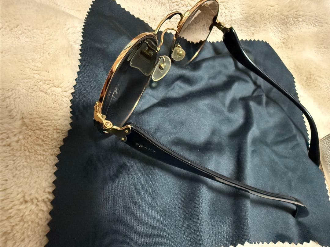 HYDE着　同型同色　PRADA ラウンドサングラス