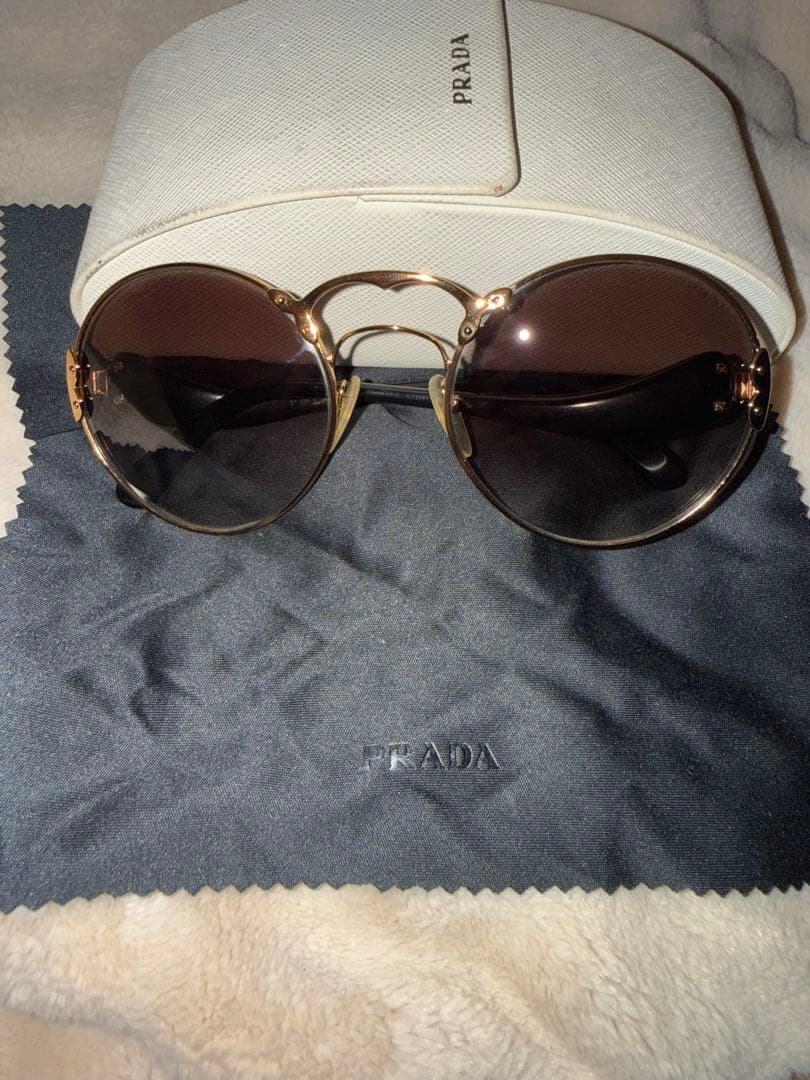 HYDE着　同型同色　PRADA ラウンドサングラス