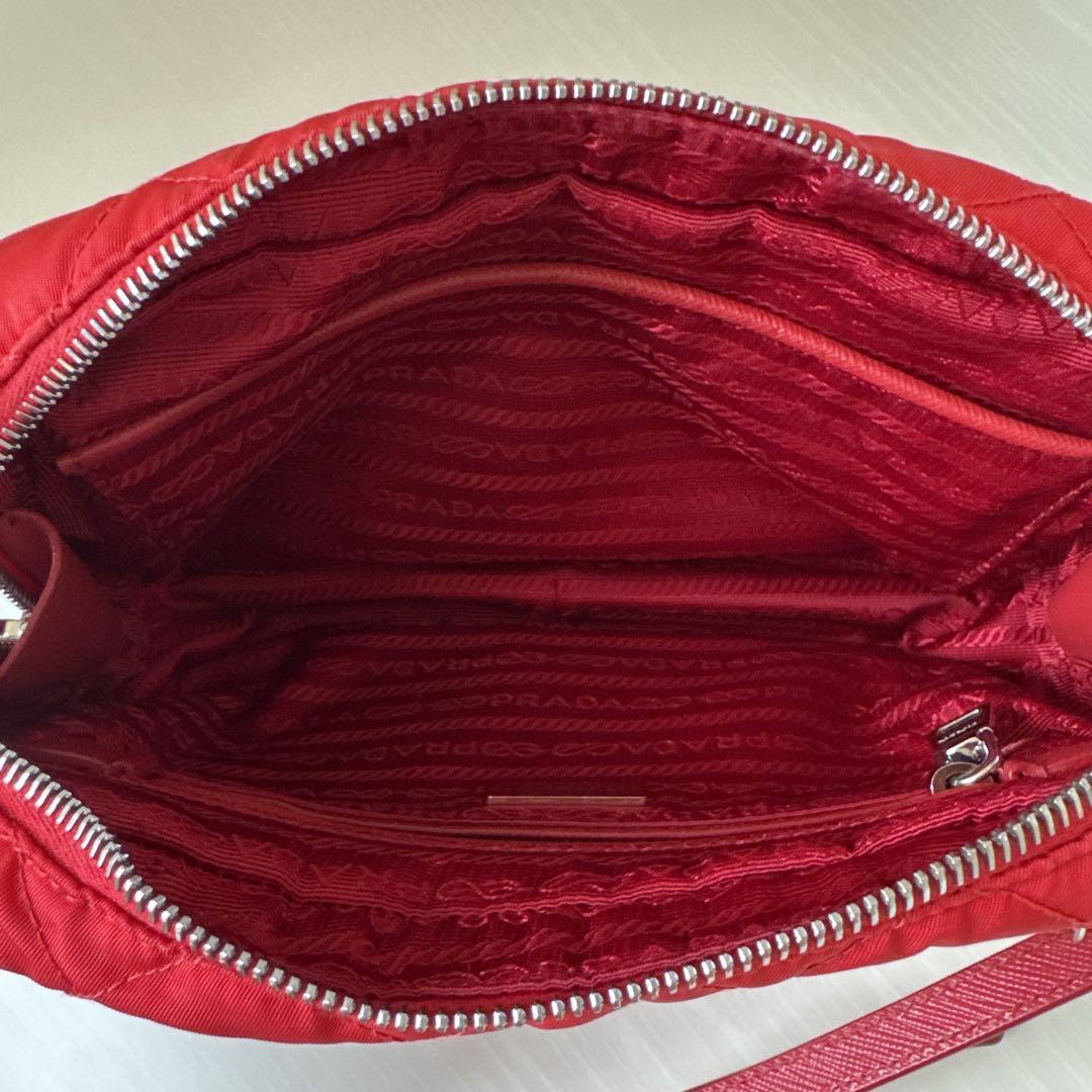 PRADA　キルティングショルダーバック　レッド