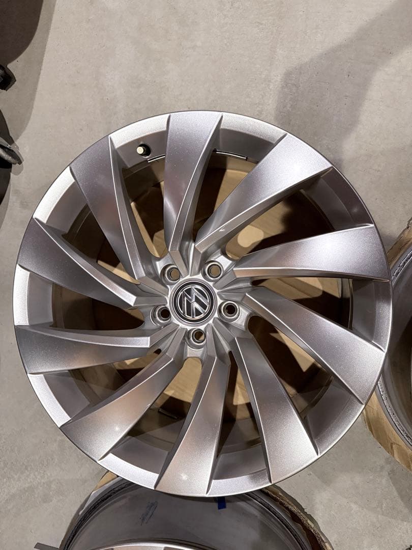 フォルクスワーゲン　アルテオン　20インチ　純正アルミホイール