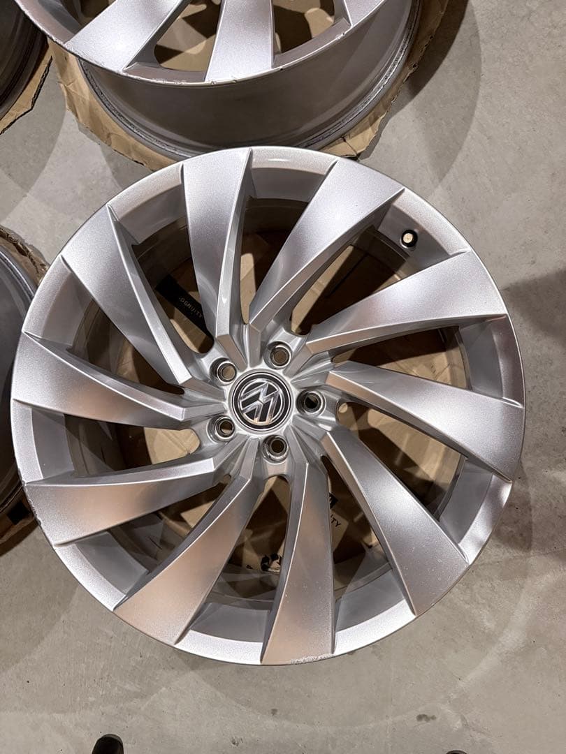 フォルクスワーゲン　アルテオン　20インチ　純正アルミホイール